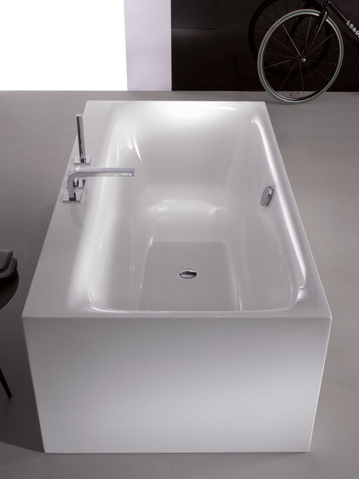 BetteLux Silhouette Badewanne freistehend mit Wanneneinlauf und Handbrause, mittiger Ablauf.