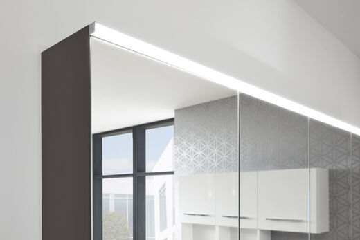 heibad Universal Spiegelschrank Universal von heibad mit LED-Beleuchtung.
