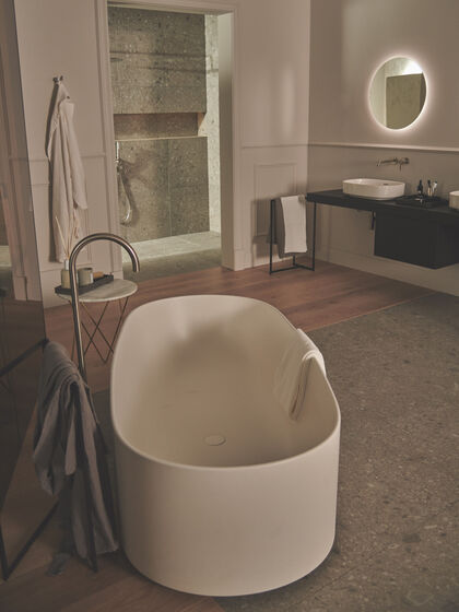 Elegante, freistehende Badewanne aus der Kollektion Linda-X von Ideal Standard 