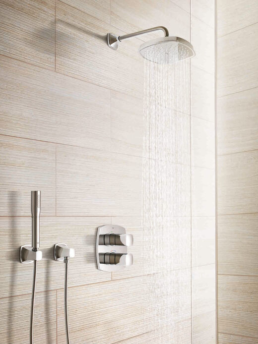 GROHE Grandera™ Runde Kopfbrause aus der Wasser fließt sowie einer Stabbrause und Duscharmatur.