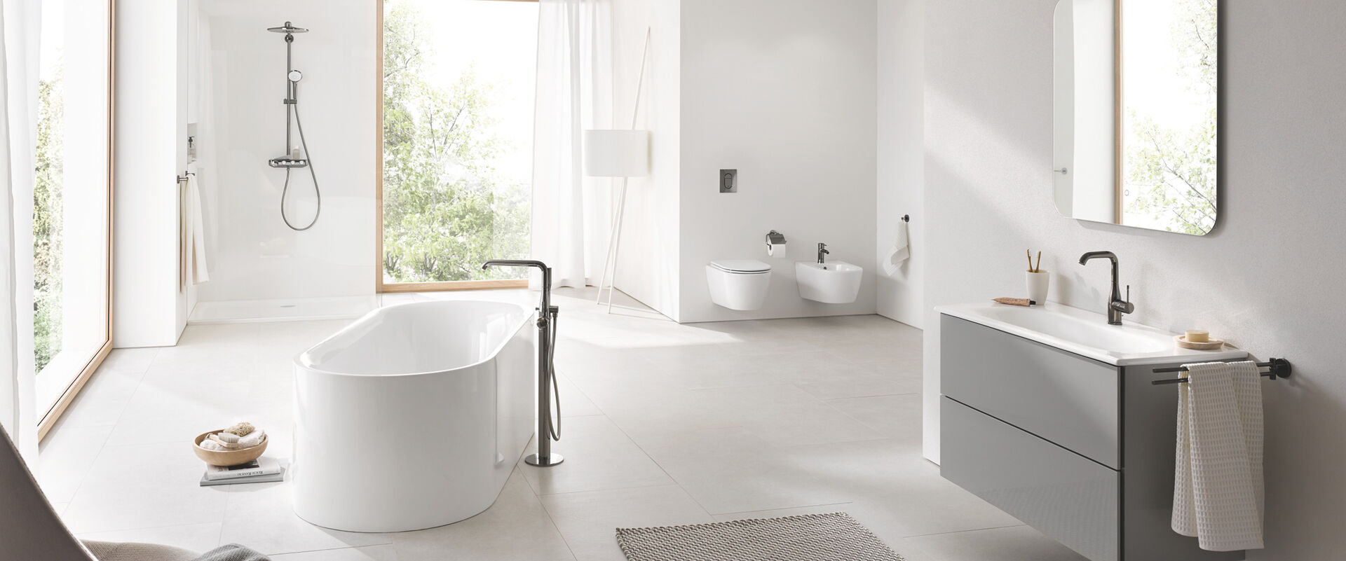 Die neues Designlinie Essence von Grohe lässt dieses Bad in hellem weiß strahlen.