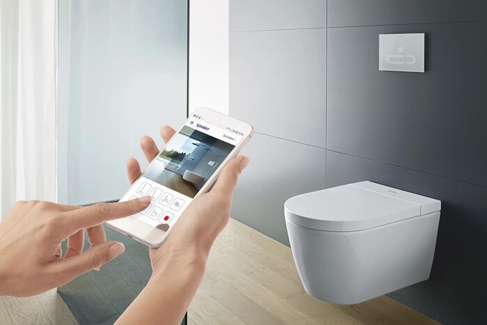 Das Duravit SensoWash Dusch-WC aus der Kollektion Starck kann über App gesteuert werden.
