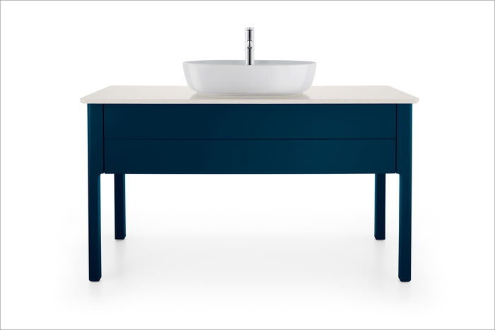 Freisteller blaues Badmöbel mit ovalem Aufsatzwaschbecken und Badarmatur.