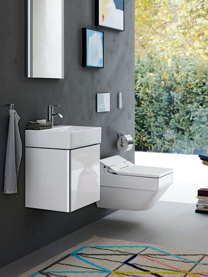 Gäste-WC mit Toilette, kleinem Waschbecken und weissem Badmöbel von Duravit XSquare.