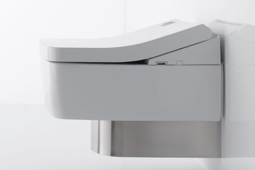 Modernes Dusch-WC von TOTO Europe aus der Serie SG. Charakteristisch ist das eckige Design und das Chromelement. Mit CeFiOntect Glasur, Tornado Flush Spülung und in randlosen Design.