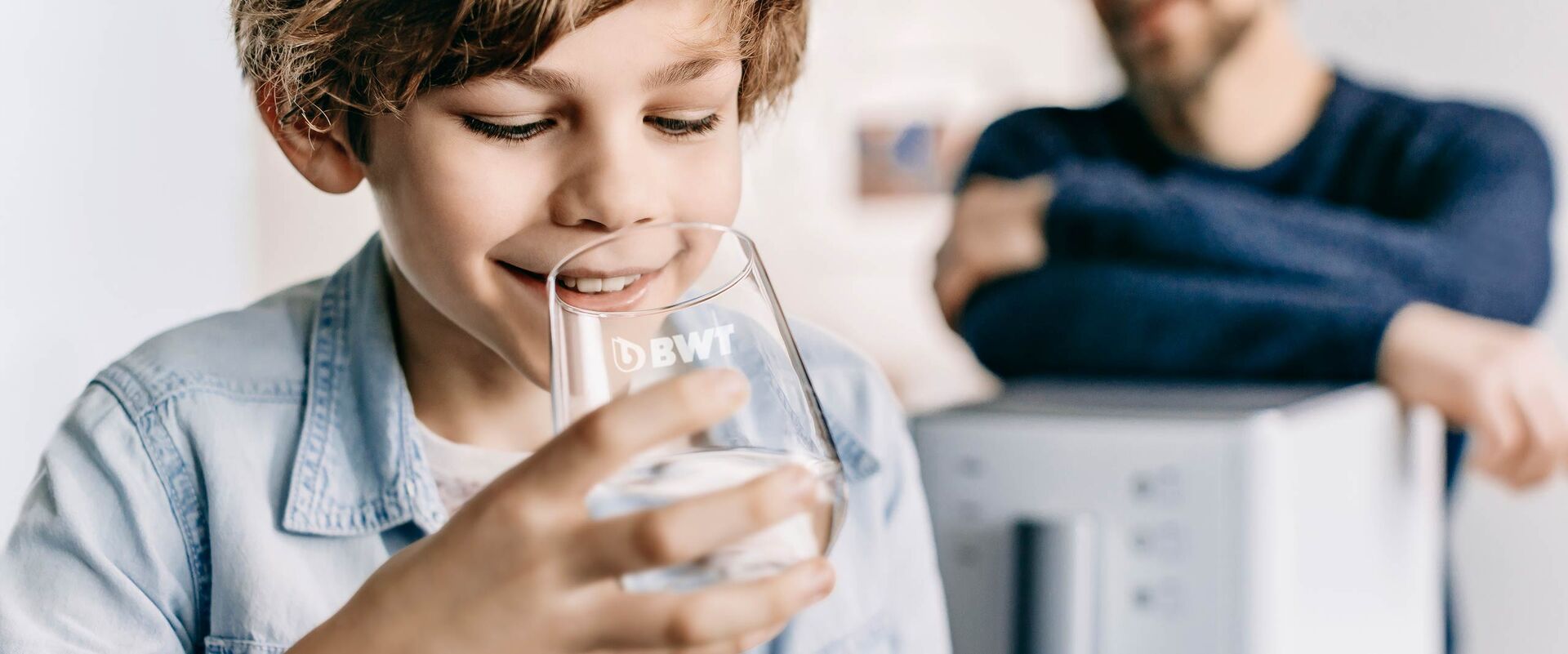 Die umweltfreundliche BWT Trinkwasseraufbereitungsanlage AQADrink für den Wohnbereich sorgt für reines, kühles Trinkwasser zu jeder Zeit.