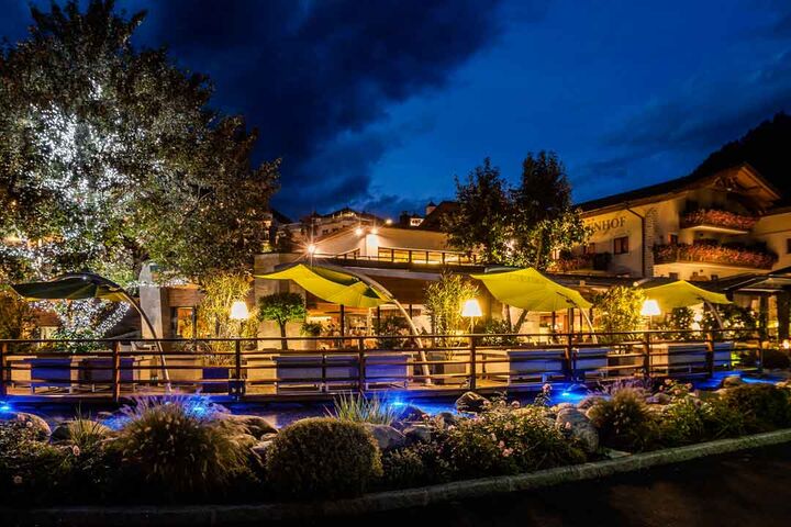 Spa Landschaft Hotel quellenhof Meran beleuchtet.