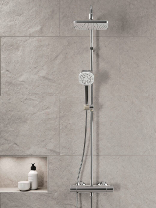 Das Duschsystem HANSAMICRA STYLE mit Kopf- und Handbrause, Thermostat und Duschstange in der Farbe Chrom. 