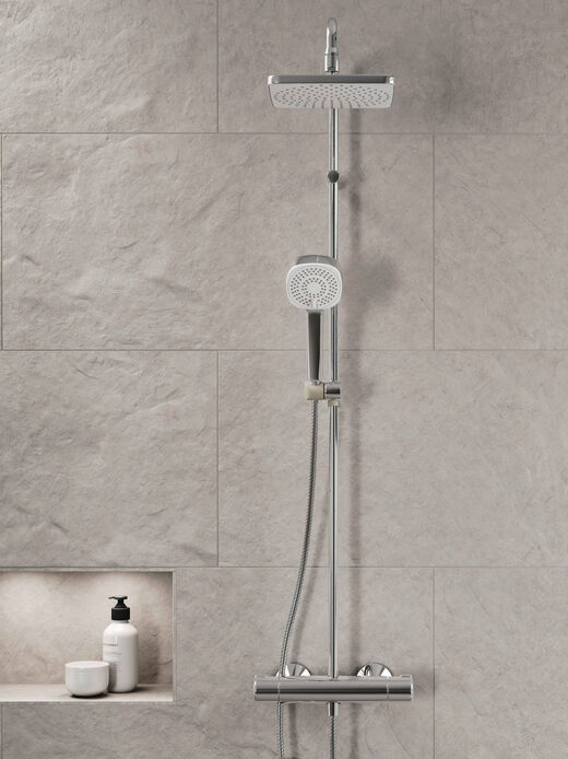 Das Duschsystem HANSAMICRA STYLE mit Kopf- und Handbrause, Thermostat und Duschstange in der Farbe Chrom.