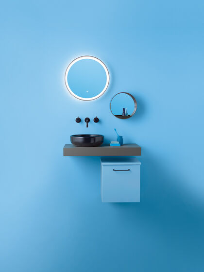 Badmöbelsystem hellblau, Spiegel rund und Konsole mit Waschhale.