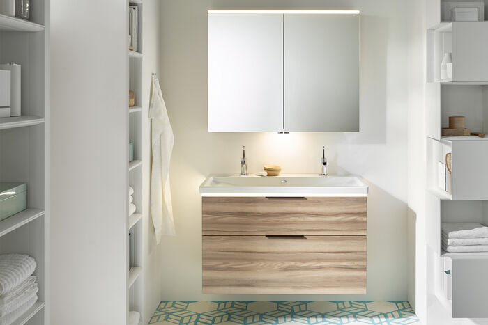 Holz Badmöbel Unterschrank mit Einbauwaschbecken und großer beleuchteter LED Badspiegel.
