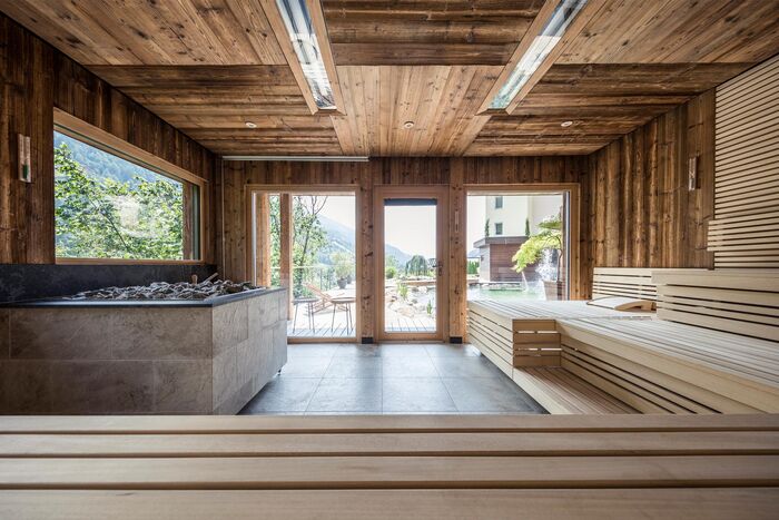 Holzsauna mit blick in die Natur Südtirols im Quellenhof Meran.