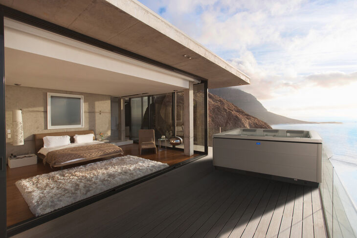 Villeroy & Boch Just Silence Schlafzimmer mit Ausblick aufs Meer. Whirlpool auf Balkon.