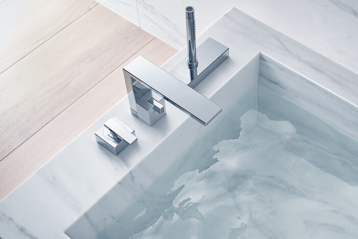 Draufsicht auf das Kopfteil einer eckigen Badewanne von AXOR mit einer hochwertigen Wannen-Armaturen aus der Designerserie Edge.