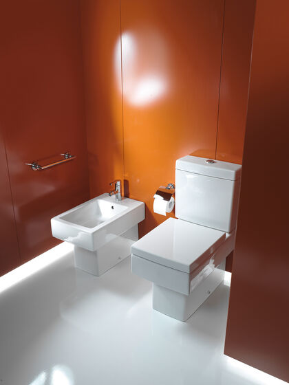 Duravit Vero Bidet und Stand-Toilettte eckig mit Spülkasten.