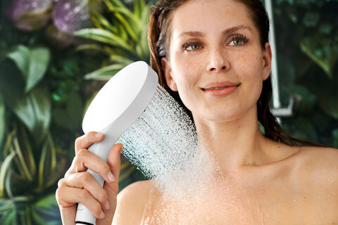 Splash 28 Frau Dusche Dschungel Handbrause Blickkontakt Splash Bad