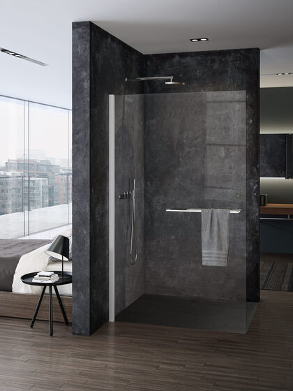 Hochwertige Walk-In-Dusche von Hüppe Select+, die mit durchdachten Accessoires der Serie Select+ ausgestattet wurde. Passend zum dunklen Ambiente ist auch das Duschboard in Schwarz gewählt.