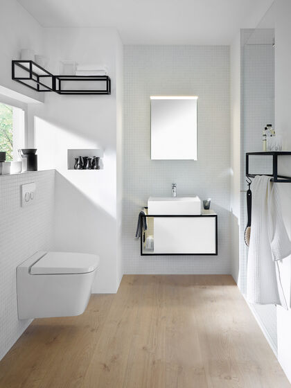 Badezimmer in weiss mit Badmöbeln Junit von burgbad. Spiegel, Waschtischunterschrank mit Aufsatzwaschbecken eckig.