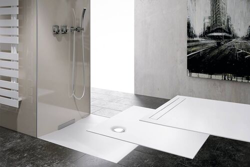 Verschiedene Duschflächen mit unterschiedlichen Abläufen werden an einem Duschplatz gezeigt.