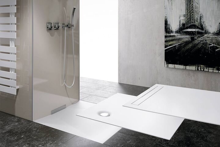 Verschiedene Duschflächen mit unterschiedlichen Abläufen werden an einem Duschplatz gezeigt.