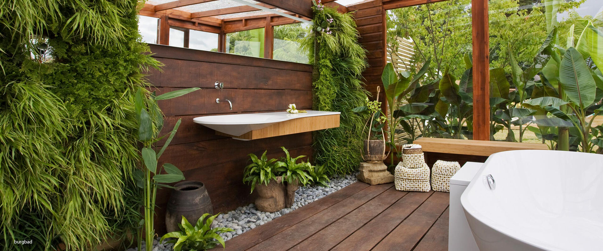 Burgbad inszeniert seine Badezimmerobjekte im Urban Jungle Style im grünen Bad.
