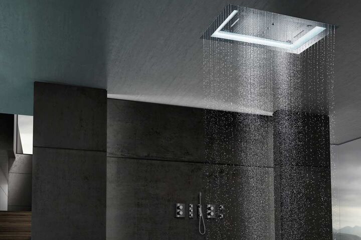 Regendusche beleuchtet mit verschiedenen Strahlarten und ist beleuchtet. Unterputz Duscharmatur seitlich.