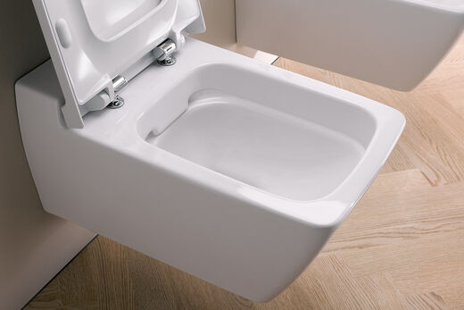Geberit Rimfree® WC Mit geöffnetem Decken abgebildetes WC Rimfree von Geberit. Das Innenbecken kommt ohne Spülrand aus für leichte Reinigung.
