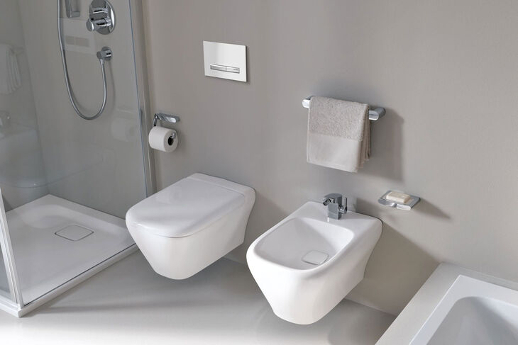 Geberit myDay Harmonisches Duo: WC und Bidet aus der Serie myDay von Geberit mit weichen Rundungen zwischen Dusche und Wanne montiert.
