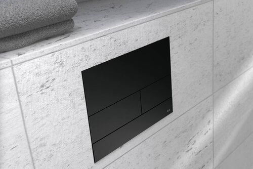 Schwarz veredelte Toiletten-Drückerplatte von TECEsquare2 mit Zweimengen-Technologie.