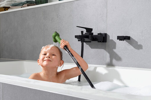 Kind wäscht problemlos und selbständig das Shampoo aus mit der Kinderbrause Jocolino von hansgrohe