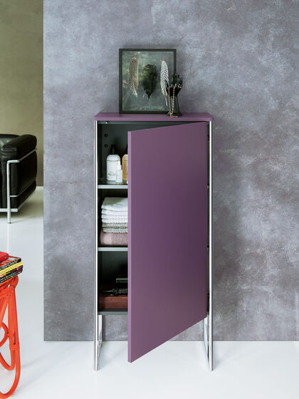 Auberginefarbenes Badezimmerregal XSquare von Duravit, das vor einer grauen Wand steht.