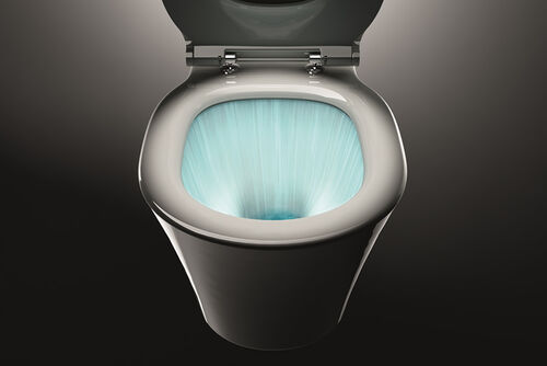 Darstellung der neuartigen WC-Spülung AquaBlade von Ideal Standard im WC-Becken. Hellblaues Wasser umspült das komplette Innenbecken für absolute Hygiene.