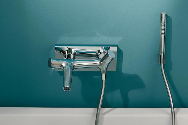 Design Armaur für die Badewanne in der Wand montiert mit einer Stabbrause.