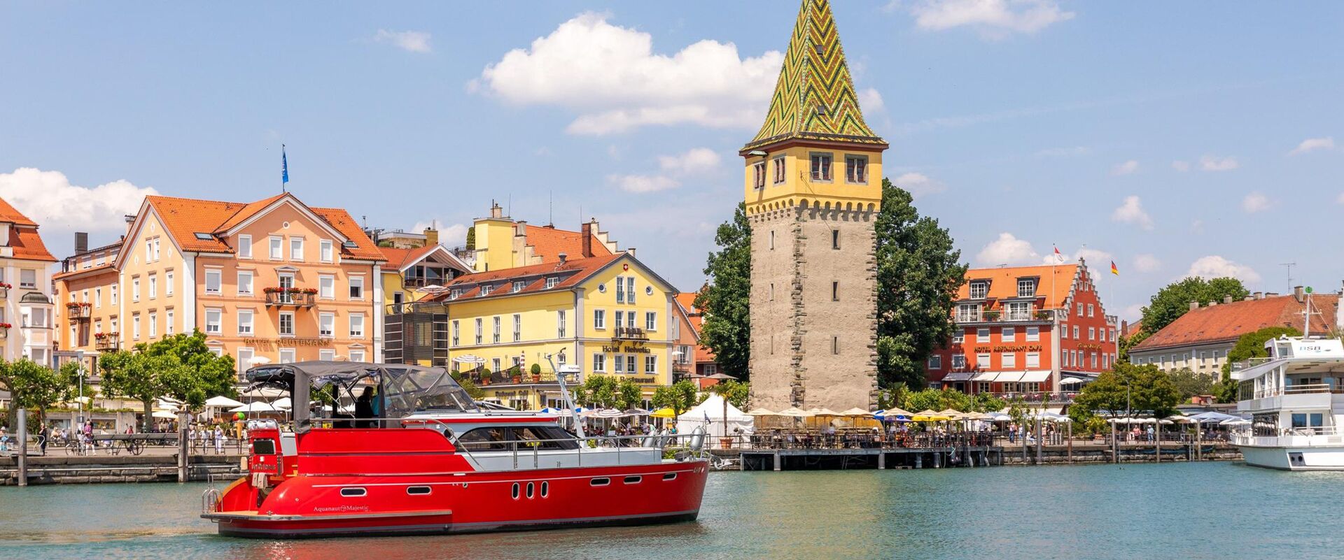 Hafenpanorama Lindau mit Helvetia Yacht Hotel und Hotelyacht Lady Octopus.