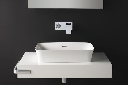 Waschplatzlösung von Ideal Standard mit Adapto Konsole weiß in Kombination mit einem Aufsatzwaschtisch. Schwarzes Ambiente.