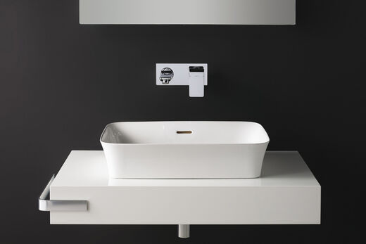 Ideal Standard Adapto Waschplatzlösung von Ideal Standard mit Adapto Konsole weiß in Kombination mit einem Aufsatzwaschtisch. Schwarzes Ambiente.