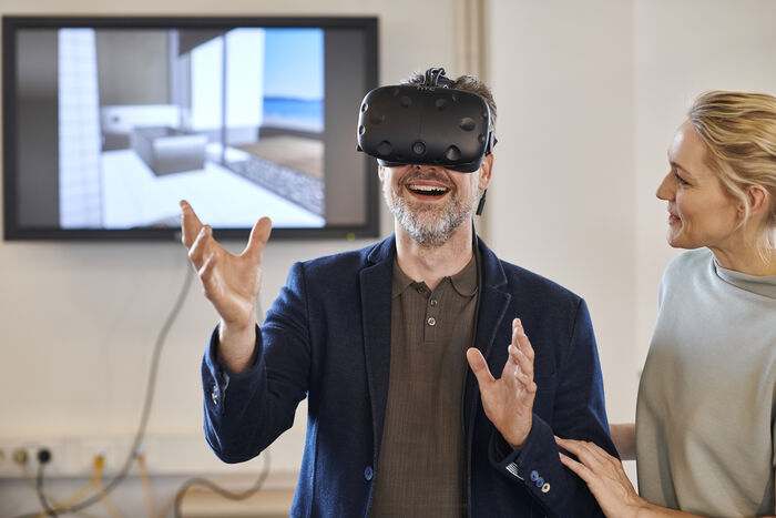 Kunde sieht sein Wunschbad über eine VR-Brille virtuell.