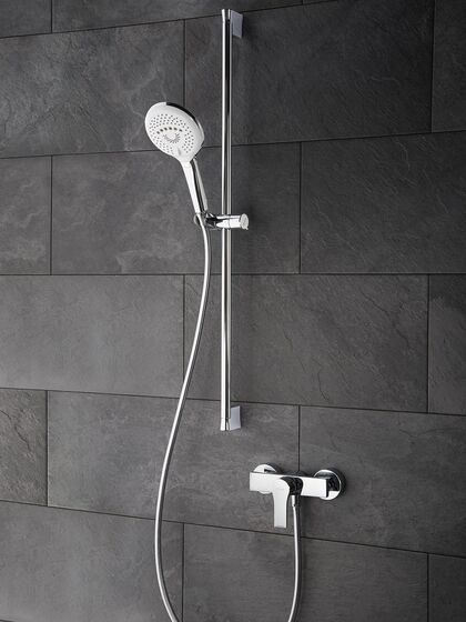 Armaturen-Aufputzlösung vor der Wand: Brausemischer für die Dusche mit Schlauchanschluss und Brausegarnitur.