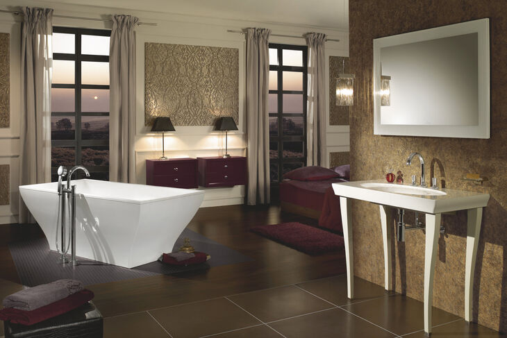 Villeroy & Boch La Belle Komplettes Bad mit filigranem Waschtisch und freistehender Badewanne.