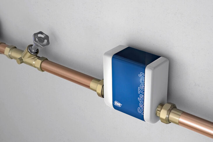 Einfach in der Hauswasserinstallation zwischengeschaltet, misst das Leckageschutzmodul SafeTech von SYR den fortlaufenden Wasserfluss und erkennt Schwankungen oder eventuelle Lecks sofort.