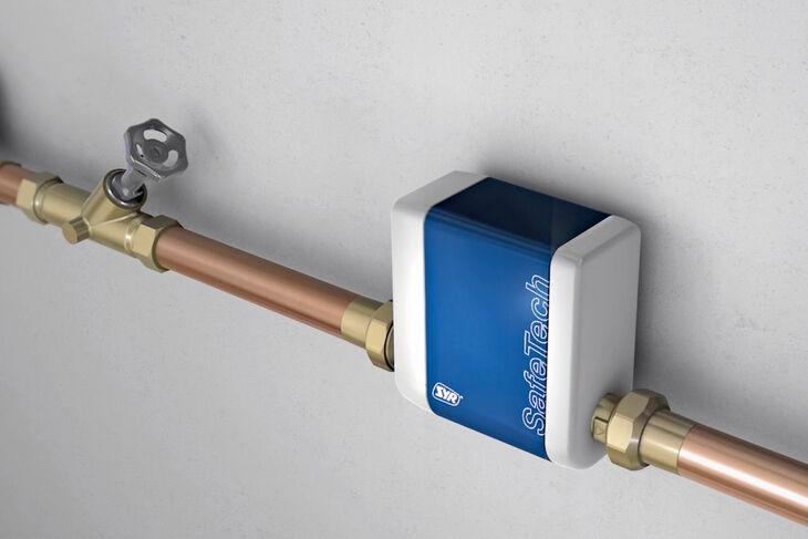 SYR SafeTech Connect Einfach in der Hauswasserinstallation zwischengeschaltet, misst das Leckageschutzmodul SafeTech von SYR den fortlaufenden Wasserfluss und erkennt Schwankungen oder eventuelle Lecks sofort.
