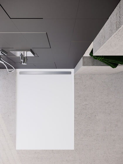 Weiße Kaldewei Nexys Duschfläche mich Ablauffläche. Die Dusche hat eine graue Rückwand, ansonsten ist das Badezimmer wohl in grauer Farbe gehalten.
