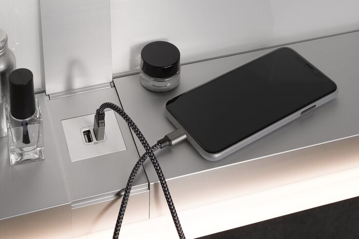 Digitale Anwendungen im Bad integriert, wie ein USB-Anschluss auf der Badezimmerablage von Keuco Royal Modular.