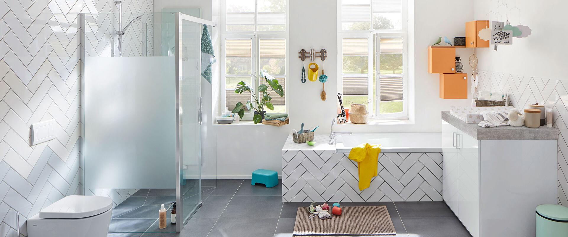 Freundliches Familienbadezimmer-Konzept von Kermi mit großzügigem Duschbereich bodeneben und Sichtschutz zum WC. 