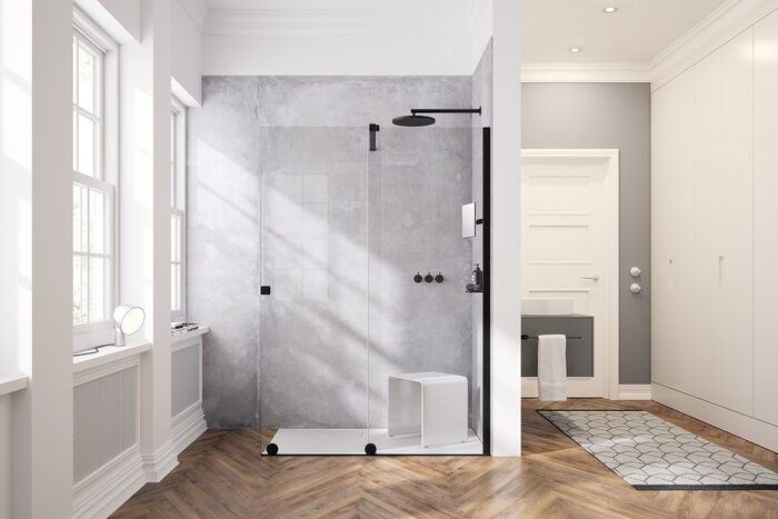 Duschbereich in einem Altbauambiente mit einer großzügigen, bodenebenen Walk-In Dusche Xtensa Pure mit praktischer Gleittür von Hüppe.