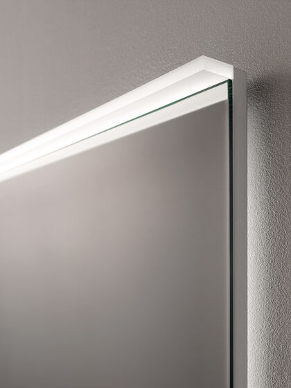 Beleuchtungslösung des Spiegels Option von Geberit zur Kombination mit Serie Xeno2: Oben mit sichtbarer Lichtleiste und zur Wand hin mit Hinterleuchtung.