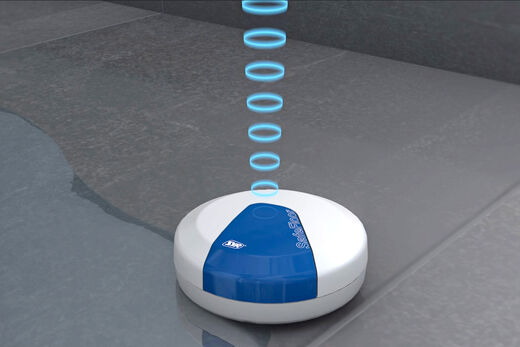 SYR SafeTech Der runde Sensor SafeFloor von SYR wird einfach auf dem Boden platziert und erkennt auftretende Feuchtigkeit. Im Notfall wird so per Funk ein Alarm ausgelöst.