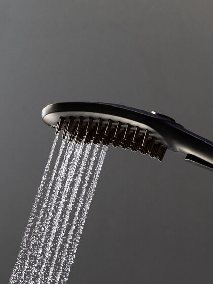 Hansgrohe Dogshower in schwarz mit weichem Wasserstrahl aus den vorderen Streichelnoppen. 