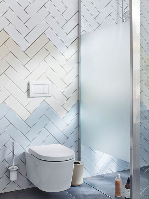 Kermi WALK-IN XB Walk-in-XB Glaswand von Kermi die mit einer NICA Duschabtrennung eine elegante Duschkabine bildet. Als Sichtschutz zum WC wurde ein Bereich mit Sandstrahl-Dekor versehen.