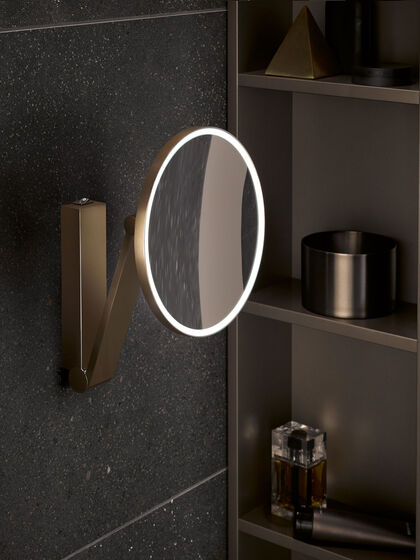Auch zur Anbringung in KEUCO Spiegelschränken geeignet: runder Kosmetikspiegel iLook move mit energiesparender LED-Beleuchtung.
